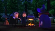Pinocchio und Betulla schleichen heimlich in den Wald, um beim großen Hexentanz zuzuschauen. Das ist allerdings strengstens verboten.