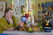 Hexe Elsebö (Mackie Heilmann) und Rabe Rudi wollen einen Zaubertrank brauen. Rudi hat sich für "Grinsewasser" entschieden.