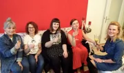 V.l.: Laura, Petra, Lisa, Julia und Kerstin stoßen auf einen tollen Tag an.