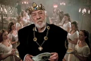 König Karl (Dieter Hallervorden) ist verweifelt: seine zwölf Töchter haben Geheimnisse vor ihm - jeden Morgen sind ihre Schuhe zertanzt.