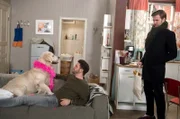 David (Arne Rudolf, l.) wacht mit Filmriss und unbekanntem Hund an seiner Seite auf (mit Thore Lüthje, r.).