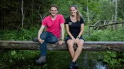 Checker Julian entdeckt im Bach mit Rangerin Sabrina Köcherfliegenlarven und erfährt, was diese über die Wasserqualität aussagen.