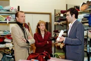 Hugo (Hubertus Regout, l.) ist fassungslos, dass im Lager von Kerima-Moda so viele Billigstoffe lagern. David (Mathis Künzler, r.) schiebt Lisa (Alexandra Neldel, M.) die Schuld in die Schuhe ... (Dieses Foto von Alexandra Neldel darf nur in Zusammenhang mit der Berichterstattung über die Serie "Verliebt in Berlin" veröffentlicht und verbreitet werden.)