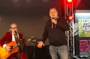 Waldi singt bei der Ausstellung seiner Bilder.