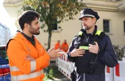 Tarik (Aram Arami, li.) lenkt einen Polizisten (Axel Schreiber, re.) ab.