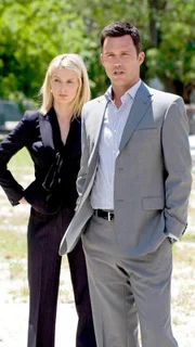 Michael Westen (Jeffrey Donovan) vermutet, dass Shannon (Katherine LaNasa) Staatsgeheimnisse an ausländische Regierungen verkauft und somit für zahlreiche Morde an eigene Spionen verantwortlich ist.