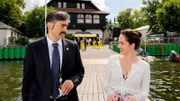 Magda (Verena Altenberger) feiert mit Busfahrer Nadir (Neil Malik Abdullah) dessen Dienstjubiläum.