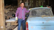 Trödelexperte Marco Heuberg mit Trabi.