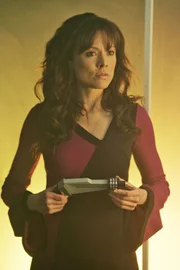 Wendy Simms (Liz Vassey) besucht im passenden Outfit eine Science-Fiction-Messe, als am Messestand einer Produktionsfirma eine Leiche gefunden wird...