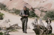 Nach den Obduktionsergebnissen ist Dr. Raymond Langston (Laurence Fishburne) sicher, dass der Tote in der Wüste durch Fremdeinwirkung zu Tode kam.