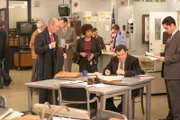Mit Hochdruck arbeiten Lt. John Stillman (John Finn, vorne l.), Kat Miller (Tracie Thoms, vorne 3.v.r.), Det. Nick Vera (Jeremy Ratchford, 2.v.r.) und Det. Scott Valens (Danny Pino, r.) am aktuellen Fall ...