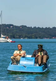 ARD HEITER BIS TÖDLICH - HUBERT UND STALLER FOLGE 36, "Dünnes Eis", am Mittwoch um 18:50 Uhr im ERSTEN. Hubert (Christian Tramitz, l.) und Staller (Helmfried von Lüttichau, r.) warten auf Yazid bis dieser von seinem Tauchgang zurückkommt. Dabei versucht Staller Russisch zu lernen und vertieft sich in sein Buch.