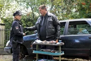 Hans (Bruno F. Apitz, r.) untersucht den Tatort allein. Franzi (Rhea Harder, l.) versteht unter Teamarbeit etwas anderes.
