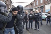Bei einer Drogenrazzia im Hafenviertel von Münster werden Mesut Kaharasan (Luk Piyes) und andere Aktivisten der Freihafen Initiative wegen Drogenbesitzes festgenommen.