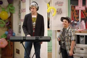PJ (Jason Dolley, li.) und Gabe (Bradley Steven Perry) gehen lieber ihrem Hobby nach, als sich um Schwester Charlie zu kümmern...