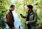 Die Kommissare Marcel Zielinski (Matthias Wackrow, l.) und David Grünbaum (Omar El-Saeidi, r.) haben einen Handschuh in einem Teich gefunden, der sich in der Nähe des Tatorts befindet. Von wem ist dieser Handschuh und werden sie dort auch die verschwundene Tatwaffe finden?