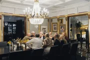 Gemeinsames Essen mit Freunden in ihrer exklusiven Wohnung in Berlin.