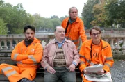 Werner (Uwe Ochsenknecht, 2. v. re.), Tarik (Aram Arami, li.) und Ralle (Jörn Hentschel, re.) wollen Boris (Udo Samel, 2. v. li.) aus der Patsche helfen.