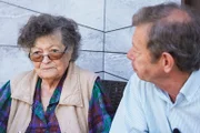 Jaime besucht seine Mutter im Altenheim. 35 Jahre wohnte er in der Schweiz, jetzt ist er endlich zurück.