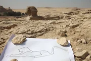 Umrisse eines Löwen aus dem alten Relikt, um die Proportionen der Sphinx zeigen zu können.
