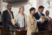 Greta (Sogol Faghani, 3.v.r.) und Ferdinand Junghans (Timmi Trinks, 2.v.r.), Lena (Judith Hoersch, M.) und Luis (Linus Gerbrich, 2.v.l.) Lorenz und weitere Gottesdienstteilnehmer (Komparsen) freuen sich, dass die kleine Daisy in die christliche Gemeinschaft aufgenommen wird.
