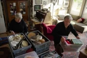 Ulrike (l.) und Gerhard (r.) ziehen zusammen in eine zweieinhalb Zimmer große Wohnung.