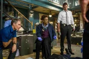 Sind entsetzt, dass der Mann einer Verdächtigen in das Büro des NCIS eingedrungen ist und um sich geschossen hat: Pride (Scott Bakula, l.), Loretta (CCH Pounder, M.) und der Homeland Security Agent John Russo (Ivan Sergei, r.), der mit Prides Team einen Terrorakt verhindern will ...