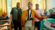"Dr. Nice: Alte Narben": Dr. Moritz Neiss (Patrick Kalupa) zeigt Taxifahrer Horst (Marc Zwinz) und Ruderfreund Hartmut (Bruno F. Apitz) begeistert sein neues Belegbetten-Zimmer, das ihm von der Krankenhausleitung gegeben wurde.