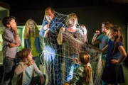 Bernd und Gretchen Hannich (Thomas Kügel und Regine Hentschel) sind den Pfefferkörnern (v.l.: Jann Piet, Otto von Grevenmoor, Zoë Malia Moon, Sina Michel Ava Sophie Richter) und Timo (Malon Stahlhuth) buchstäblich ins Netz gegangen!