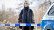 Alfie von Stenz (Maja Bons) steht fassungslos am Tatort: hat sie etwas mit dem Mord an dem Buchhalter zu tun?