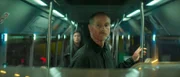 Pearce (Sean Harris) will Beatrice in einem Linienbus treffen. Seine Komplizin Freja (Ana Ularu) begleitet ihn.