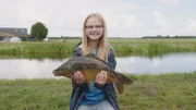 Floor (Bobbie Mulder) hat den dicksten Karpfen gefischt.