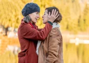 Soll Nina (Julia Cencig, r.) sich von ihrer entfremdeten und totkranken Mutter Barbara (Mercedes Echerer, l.) verabschieden, bevor diese für Sterbehilfe in die Schweiz fährt?