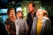 Ganz anders als geplant: Ramin (Jann Piet, 2. v.l.) und Stella (Zoë Malia Moon, re.) werden von zwei Einbrechern (Thomas Kügel, 3. v.l., und Regine Hentschel, li.) überwältigt.