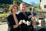 Prof. Dr. Harald Junghans (Philipp Moog) und seine Frau Nina Seyerlein (Eva-Maria Reichert) haben selbst erst ein Baby bekommen, dem sich besonders Harald geradezu euphorisch widmet.