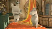 Mumintroll (l.) und Snork (r.) wollen Muminmamas Traum vom Fliegen verwirklichen. Sie reparieren den alten Heißluftballon.