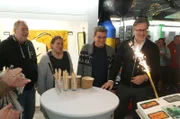 Waldi mit Freunden bei der Ausstellung seiner Bilder