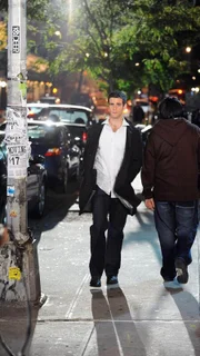 Detective Don Flack (Eddie Cahill) muss nicht nur den Mord an einem Unternehmer aufklären. Darüber hinaus macht er sich Sorgen um seine Schwester, die offensichtlich ein Alkoholproblem hat.