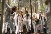 Janosz Radomski (Andreas Dyszewski), Haley (Lara Heller), Jackie Briegand (Ella Lee), Komparserie (v.l.)