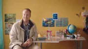 Jan (Ferdi Stofmeel) hat Floor einen Goldfisch gekauft.