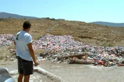 Berge von Rettungswesten finden sich auf dieser Müllhalde auf Lesbos. Jede Rettungsweste ist eine Geschichte, sagt Farshad. Er ist für die NGO Light House Relief auf Lesbos. Die Organisation empfängt Flüchtlinge an der Küste und erstversorgt sie. Berge von Rettungswesten finden sich auf dieser Müllhalde auf Lesbos. Jede Rettungsweste ist eine Geschichte, sagt Farshad. Er ist für die NGO Light House Relief auf Lesbos. Die Organisation empfängt Flüchtlinge an der Küste und erstversorgt sie.