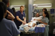 Cristina und Owen (Kevin McKidd, l.) sind nach wie vor unentschlossen bezüglich ihrer anstehenden Scheidung, während Bailey um Adeles Leben kämpft ...