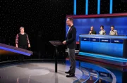 Moderator Alexander Bommes (M.) mit den Kandidaten: Nicole Öztas, (l.), Max Hövelbrinks (3.v.r.), Elisa Starck (2.vr.) und Jan-Gerrit Heddinga (r.).