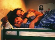 Als Susanne (Cheryl Shepard, unten) sich eines nachts einsam fühlt und über Thomas' Tod verzweifelt, tröstet Walter (Katy Karrenbauer) sie. Beide kommen sich körperlich näher...