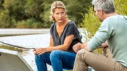 Lena (Valerie Niehaus in einer Doppelrolle) glaubt, dass Christian (Julian Weigand) der Richtige für ihre Schwester Leonie ist.