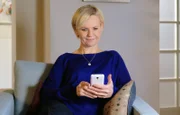 Im Gegensatz zu ihren beiden Freunden Roland und Martin ist für Kathrin Globisch (Andrea Kathrin Loewig) auch eine Dating-App eine Möglichkeit einen Partner zu finden. Kurzerhand meldet sie sich an und harrt gespannt der Dinge.