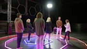 Leon Windscheid (2.v.r.) im Gespräch mit Teilnehmenden des Sozialexperiments "Victim Blaming"