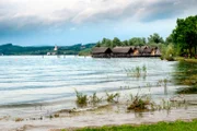 Schon früh wurden die Ufer des Bodensees besiedelt. Pfahlbauten wurden bereits 4000 v.Chr. gebaut. Nachbauten zeigen Besuchern, wie die Menschen hier einst gelebt haben.