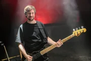 Der bekannte Bassist Dominik Krämer bei der Live-Performance für die "Terra X"-Reihe über die Geschichte der Musik.