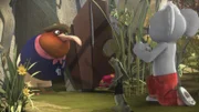 Mit Blumen und Geschenken versuchen Blinky, Jacko und die anderen, Miss Tibbins zur Rückkehr zu bewegen.
